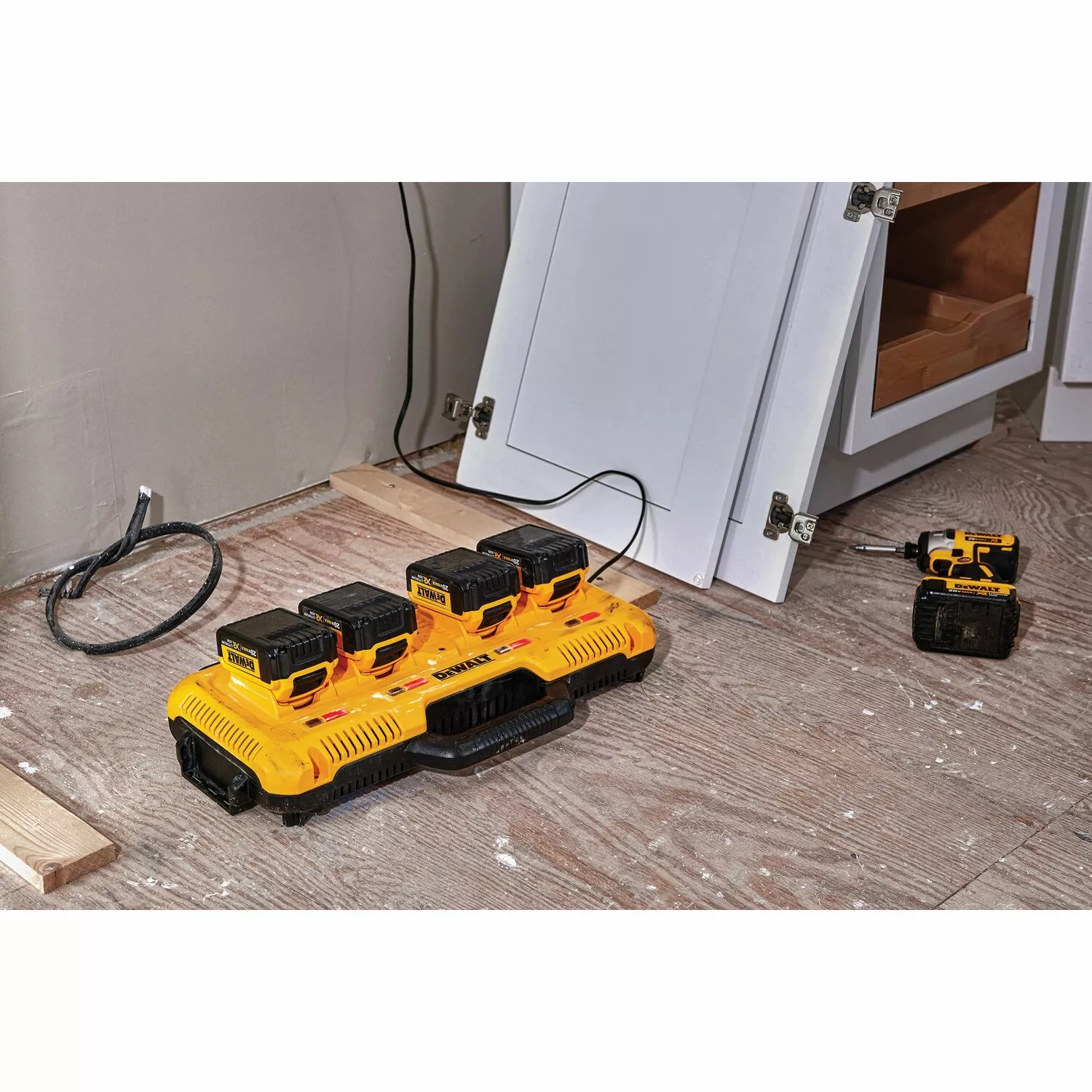 DeWalt DCB104 Vierfach-Schnellladegerät – 4-Port 8A Ladegerät für XR & FLEXVOLT Akkus