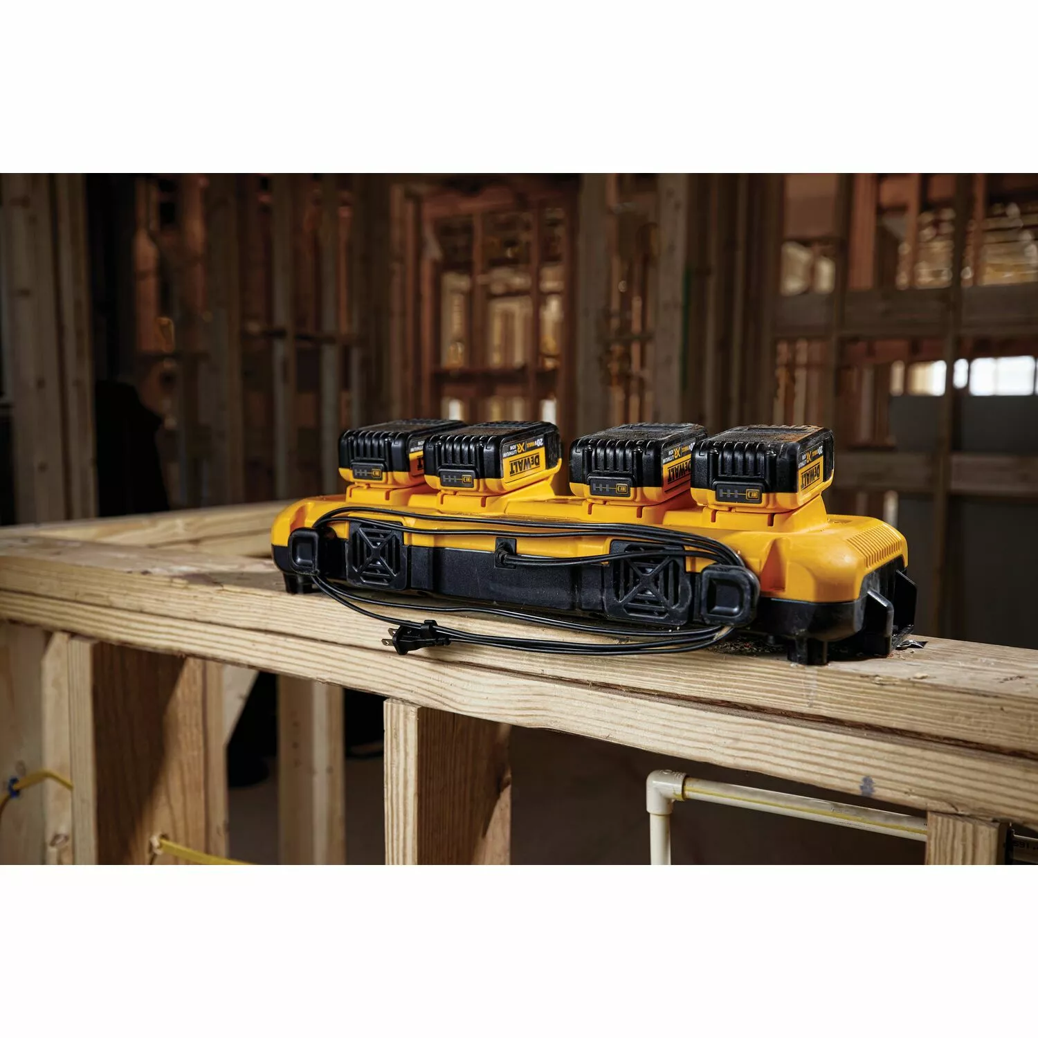 DeWalt DCB104 Vierfach-Schnellladegerät – 4-Port 8A Ladegerät für XR & FLEXVOLT Akkus